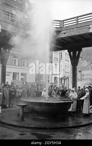 Unterwegs in Karlsbad, hier an der Heilqasserquelle, 1930 Jahre. A Karlsbad, qui presso la fontana del centro termale, anni trenta. Foto Stock