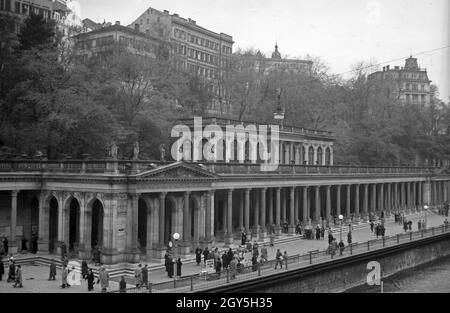 Unterwegs a Karlsbad, 1930 Jahre. A Karlsbad, anni trenta. Foto Stock