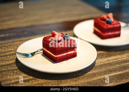 Torta dolce con mousse al lampone Foto Stock