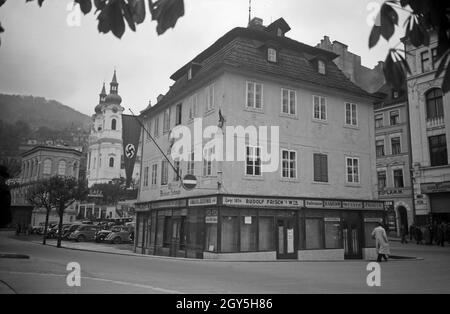 Unterwegs in Karlsbad, Gasthaus 'Weißer Schwan' und Marien Magdalenkirche, 1930 Jahre. A Karlsbad, anni trenta. Foto Stock