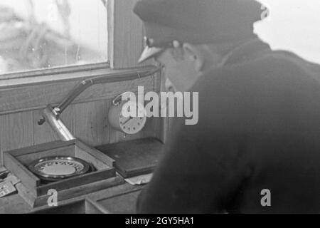 Ein Hochseefischer beobachtet den Kompass, Deutschland 1930er Jahre. Pescatore d'altura che controlla la bussola, Germania 1930. Foto Stock