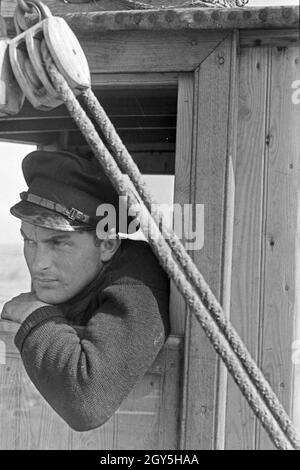 Ein Hochseefischer beobachtet die vedere, Deutschland 1930er Jahre. Deep sea fisherman controllo del mare, Germania 1930s. Foto Stock