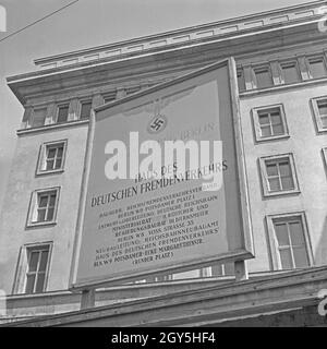 Original-Bildunterschrift: Neugestaltung Berlino - Neugestaltungsplakat am Haus des Deutschen Fremdenverkehrs, Deutschland 1940. La riprogettazione di Berlino - segno nel nuovo edificio di tedesco per il Turismo, Germania 1940. Foto Stock