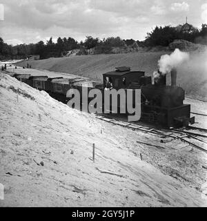 Original-Bildunterschrift: Reichsautobahnzubringer Berlino - Lorenzug bei der Fertigstellung des Zubringers im kriegsjahr 1940. Motore feeder a Reichsautobahn autostrada - caricato il treno alla costruzione continua dell'autostrada alimentatore, Germania 1940. Foto Stock