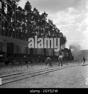 Original-Bildunterschrift: Reichsautobahnzubringer Berlino - Fertigstellung des Zubringers während des Krieges. Arbeitsstelle an der Kreuzung Wannsee und Potsdamer Chaussee. Motore feeder a Reichsautobahn highway - area di costruzione in attraversamento di Wannsee e Potsdamer Chaussee, Germania 1940. Foto Stock