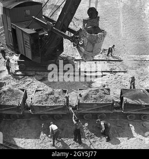 Original-Bildunterschrift: Reichsautobahnzubringer Berlino - Weiterbau der Strecke auch während des Krieges, Baustelle an der Reichsbahnunterführung Nikolassee, Deutschland 1940. Motore feeder a Reichsautobahn highway - continua la costruzione dell'autostrada alimentatore sebbene la guerra a Nikolassee, Germania 1940. Foto Stock