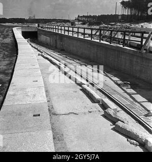 Original-Bildunterschrift: Reichsautobahnzubringer Berlino - Fertigstellung des Zubringers während des Krieges. Straßenunterführung an der Kreuzung Wannsee. Motore feeder a Reichsautobahn highway - area di costruzione in attraversamento di Wannsee e Potsdamer Chaussee, Germania 1940. Foto Stock