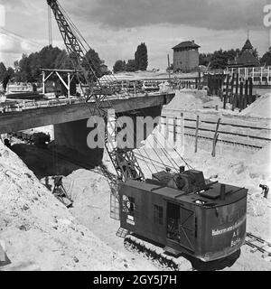 Original-Bildunterschrift: Reichsautobahnzubringer Berlino - Weiterbau der Strecke auch während des Krieges, Baustelle an der Reichsbahnunterführung Nikolassee, Deutschland 1940. Motore feeder a Reichsautobahn highway - continua la costruzione dell'autostrada alimentatore sebbene la guerra a Nikolassee, Germania 1940. Foto Stock