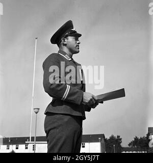 Der Oberfeldwebel einer Luftnachrichtenkompanie verliest den Tagesbefehl, Deutschland 1940er Jahre. Il personale del sergente la lettura dell'ordine del giorno, Germania 1940s. Foto Stock