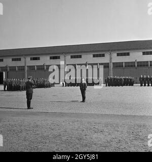 Original-Bildunterschrift: Der Oberfeldwebel meldet Kompaniführer dem die Kompanie bei der Parole, Deutschland 1940er Jahre. Il personale sergente reportinb la società per la sua ufficiale, Germania 1940s. Foto Stock