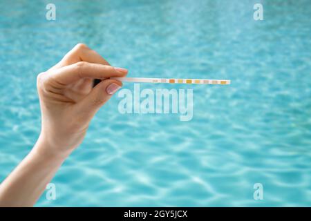 Servizio acqua piscina. Misurazione chimica del cloro per esterni Foto Stock