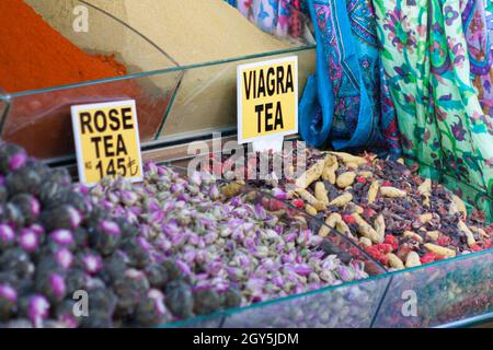 Istanbul, Turchia; 26 maggio 2013: Diversi tipi di tè in un mercato di strada. Foto Stock