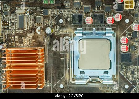 I componenti della scheda madre. Includono chip IC, presa CPU, il dissipatore di calore e molti porta. Foto Stock