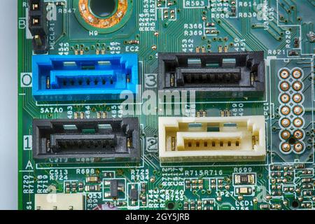 I componenti della scheda madre. Includono chip IC, presa CPU, il dissipatore di calore e molti porta. Foto Stock