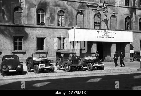 Eingang zum Hauptquartier der amerikanischen Militärpolizei am Odeonsplatz, Ludwigstraße in München, Deutschland 1940er Jahre. Ingresso della sede della polizia militare americana di Monaco in via Ludwigstrasse, vicino a piazza Odeonsplatz, Germania 1940. Foto Stock
