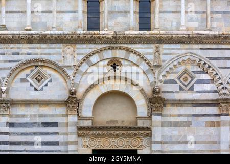 San Paolo medievale sulla riva della chiesa dell'Arno (San Paolo a Ripa d'Arno), Pisa, Italia Foto Stock