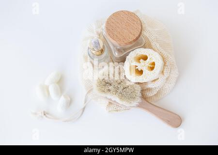 Starter kit senza sprechi per la pulizia del viso. Loofah, pennello, spugna di verme di seta. Concetto di vita senza plastica, senza sprechi Foto Stock