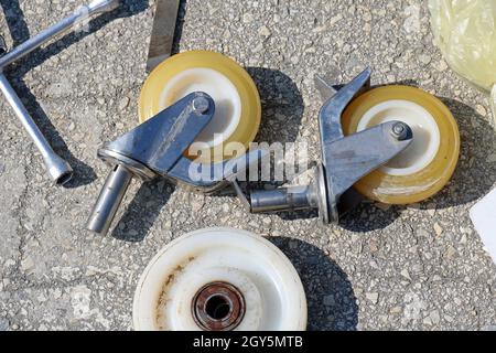 Ruote orientabili in acciaio inox per il settore dei trasporti su pavimenti in pietra Foto Stock