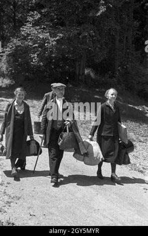 Vertrieben aus den ehemaligen deutschen Ostgebieten kommen in Bayern an, Deutschland 1940er Jahre. I rifugiati provenienti dalle ex aree orientali tedesche raggiungono la Baviera sicura, Germania anni quaranta Foto Stock