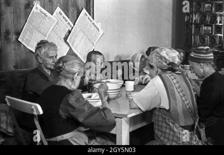 Vertrieben aus den ehemaligen deutschen Ostgebieten kommen in Bayern an, Deutschland 1940er Jahre. I rifugiati provenienti dalle ex aree orientali tedesche raggiungono la Baviera sicura, Germania anni quaranta Foto Stock