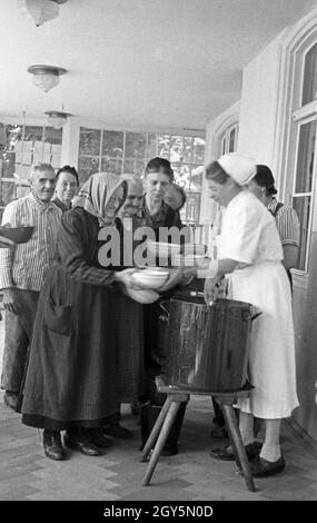 Vertrieben aus den ehemaligen deutschen Ostgebieten kommen in Bayern an, Deutschland 1940er Jahre. I rifugiati provenienti dalle ex aree orientali tedesche raggiungono la Baviera sicura, Germania anni quaranta Foto Stock