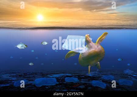 Oceano di plastica tartaruga mangia i sacchetti di plastica sotto il mare blu. La conservazione ambientale concetti e non gettare rifiuti in mare Foto Stock