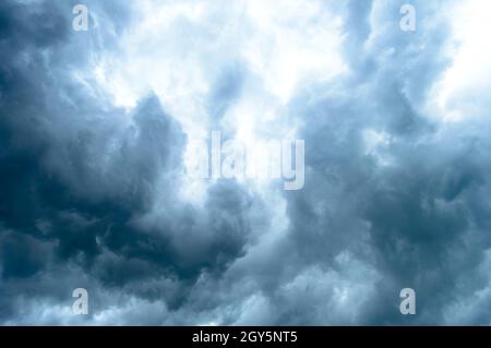 Le nuvole scure della tempesta spesse che coprono il cielo estivo del tramonto con vento di velocità-gale che soffia appena prima del nor'westers Kalbaishakhi Bordoisila thunderstorm tor Foto Stock