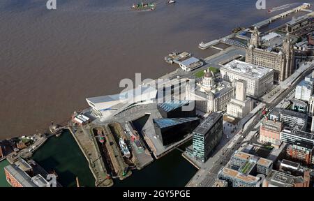 Vista aerea dell'area del lungomare di Liverpool, incluso il Liver Building Foto Stock