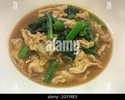 Spaghettini fritti con carne di maiale e i broccoli. Foto Stock
