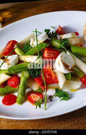 Insalata di asparagi con fragole, pomodori e formaggio di capra Foto Stock