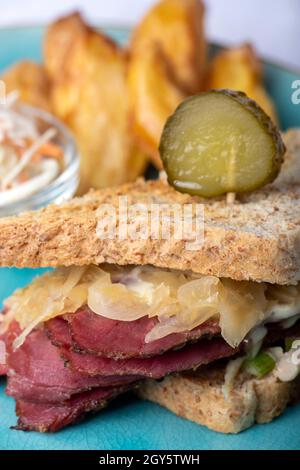 sandwich reuben su un piatto con patatine fritte Foto Stock