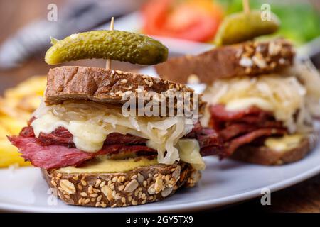 sandwich reuben su legno rustico Foto Stock