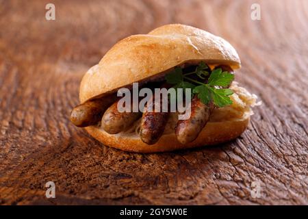 salsicce di norimberga in un panino Foto Stock