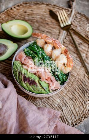 Sano proteine e omega-3 ricco pranzo ciotola con gamberi, wakame e avocado, vista dall'alto. Mangiare pulito, perdita di peso, dieta fitness concetto di colazione Foto Stock