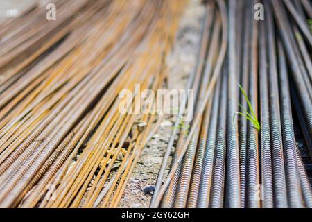 Pila di dritto vecchio arrugginito di alta sollecitazione di snervamento deformato in acciaio di rinforzo o barre di ferro.I lavori di costruzione.struttura opera Foto Stock