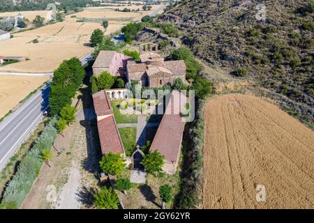 Chiesa di Santa Maria del Priorato a Castellfollit de Riubregos, Anoia Spagna. Dichiarato patrimonio culturale di interesse nazionale. Vista dal cimitero w Foto Stock