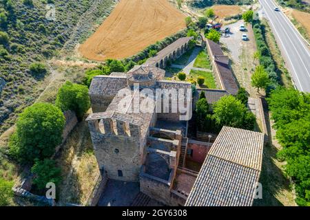 Chiesa di Santa Maria del Priorato a Castellfollit de Riubregos, Anoia Spagna. Dichiarato patrimonio culturale di interesse nazionale. Vista dall'antenna anteriore Foto Stock