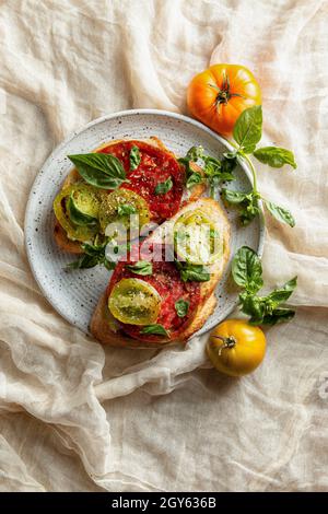 Heirloom Trindisi di pomodoro su un piatto Foto Stock