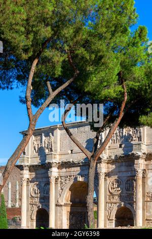 Arco di Costantino (Arco di Costantino) del IV secolo, vicino al Colosseo, Roma, Italia Foto Stock