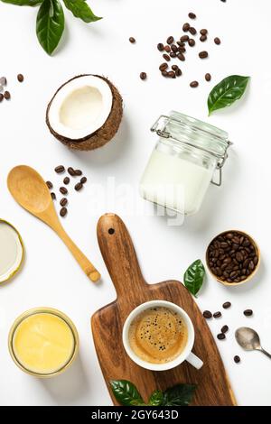 Ingredienti per il paleo e il caffè bolletenico: Olio di cocco, burro, caffè, piatto, vista dall'alto Foto Stock