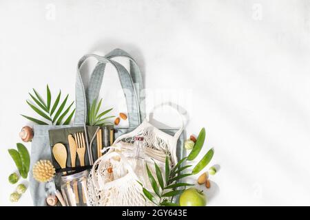 Set senza plastica con sacchetti di cotone, vasetti di vetro e posate di bambù vista dall'alto. Zero sprechi, concetto eco-compatibile. Disposizione piatta. Foto Stock