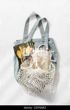 Set senza plastica con sacchetti di cotone, vasetti di vetro e posate di bambù vista dall'alto. Zero sprechi, concetto eco-compatibile. Disposizione piatta. Foto Stock