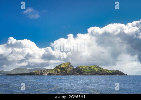 Bella, costa irlandese ruvida, scogliere di Kerry, visto dalla barca sull'Oceano Atlantico, Portmagee, penisola di Iveragh, Ring of Kerry, Irlanda Foto Stock