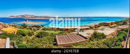 Vista panoramica sulla spiaggia di la Pelosa, una delle più belle località balneari del Mediterraneo, situata nella città di Stintino, SAR settentrionale Foto Stock