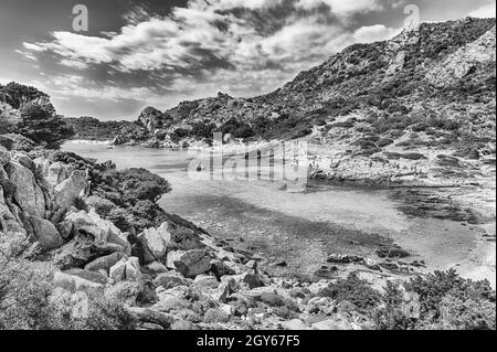 Vista panoramica sulla pittoresca Cala Corsara nell'isola di Spargi, una delle principali attrazioni dell'Arcipelago della Maddalena, Sardegna, Italia Foto Stock