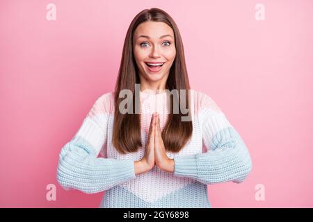 Foto di grata felice eccitata giovane donna crap mani desiderio presente isolato su sfondo rosa Foto Stock