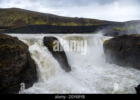 Hafragilsfoss è la cascata molto potente in Islanda non lontano dal suo fratello maggiore Dettifoss. Si trova nel Parco Nazionale di Jokulsargljufur Foto Stock