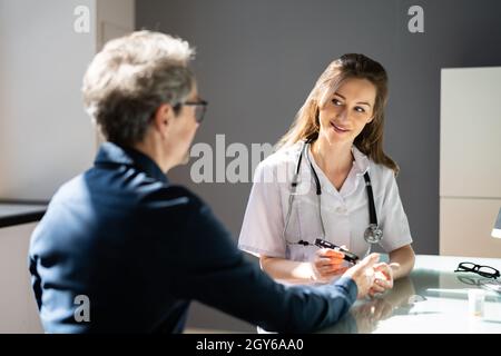 Controllo dello zucchero di anima del diabete per l'uomo dal medico Foto Stock