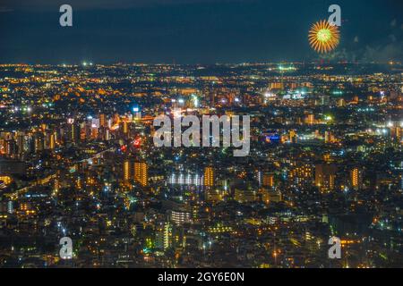 Fuochi d'artificio Chofu visibili dall'osservatorio dell'edificio governativo metropolitano di Tokyo. Luogo di ripresa: Area metropolitana di Tokyo Foto Stock