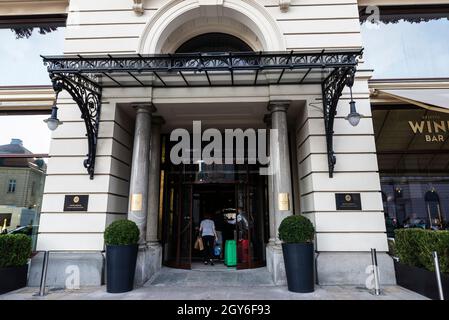 Varsavia, Polonia - 1 settembre 2018: Ingresso dell'Hotel Bristol, un hotel di lusso a Krakowskie Przedmiescie con gente intorno nel vecchio Foto Stock